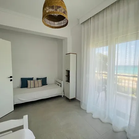 Golden Seafront Apartment