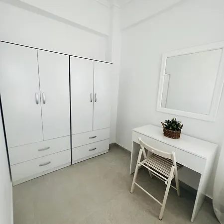 Golden Seafront Apartment Nea Moudania