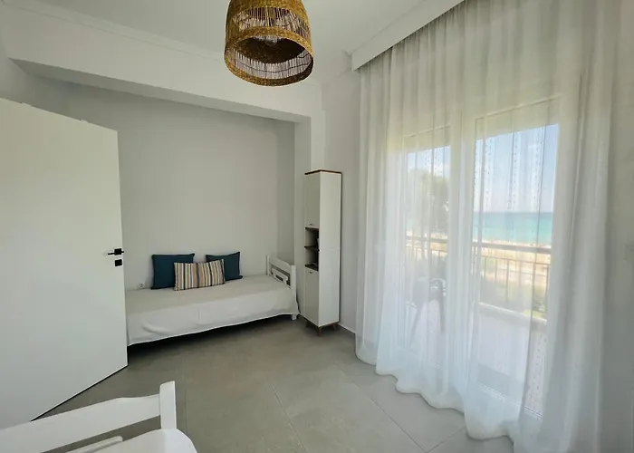Golden Seafront Apartment