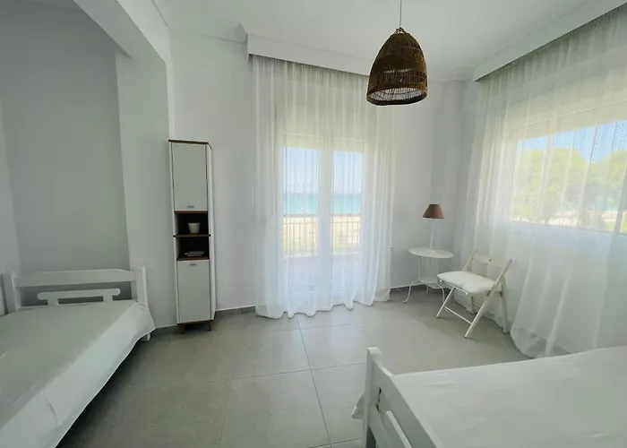 Golden Seafront Apartment Nea Moudania