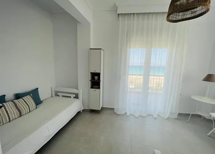 Golden Seafront Apartment *